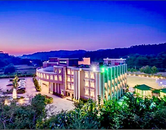 โกลเด้น ทิวลิป จันทิครห์ ปันช์กุลา Hotel ปัญจ์กุลา ภายนอก รูปภาพ